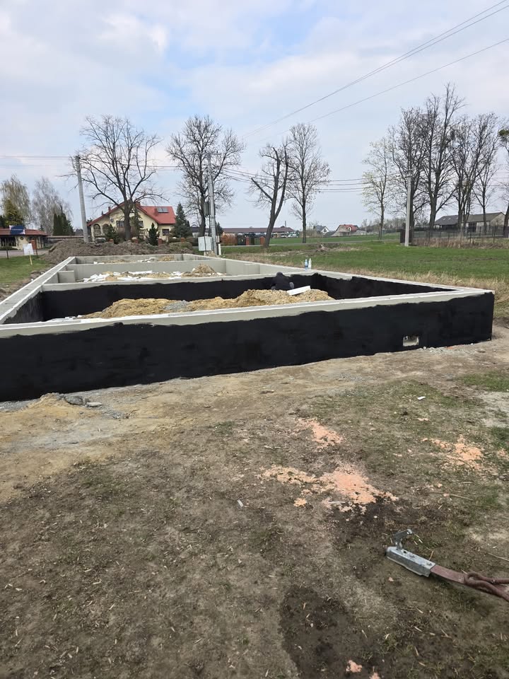 Wieniec żelbetowy i bitumiczna hydroizolacja na ścianach fundamentowych